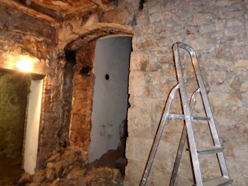 Der Durchgang zwischen Küche und Klosterstube ist offen, nur der alte Schornstein steht noch etwas im Weg.