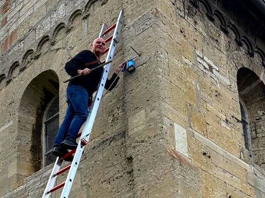 G&uuml;nter Bolze beim Richten des Gnomon der Gebetsuhr