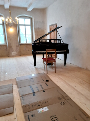 Klavier auf der Baustelle